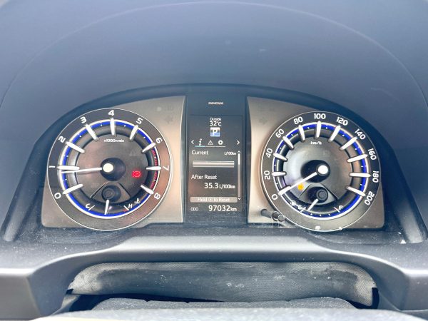 Toyota Innova 2.0 V AT. Hitam 2018 - Gambar 14