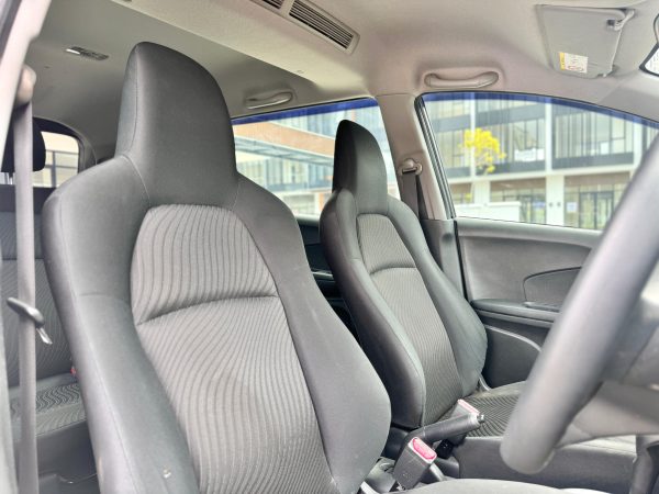 Mobilio RS AT Abu 2016 - Gambar 10