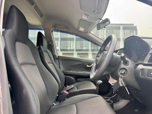 Mobilio RS AT Abu 2016 - Gambar 12