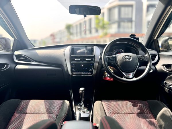 YARIS GR SPORT AT PUTIH 2022 - Gambar 10