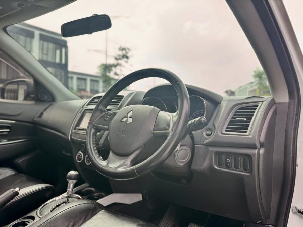 OUTLANDER PX AT PUTIH 2017 - Gambar 10