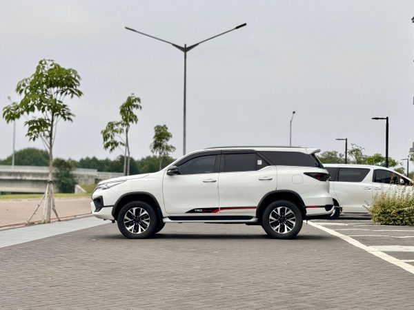 FORTUNER 2.4 VRZ TRD AT PUTIH 2019 - Gambar 3