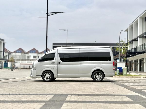 HI ACE COMMUTER 2.8 MT SILVER 2016 - Gambar 6