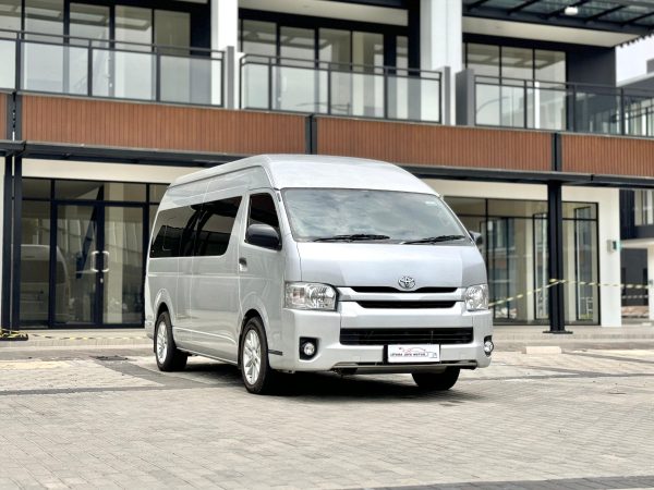HI ACE COMMUTER 2.8 MT SILVER 2016 - Gambar 2