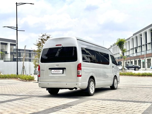 HI ACE COMMUTER 2.8 MT SILVER 2016 - Gambar 5