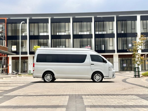 HI ACE COMMUTER 2.8 MT SILVER 2016 - Gambar 7