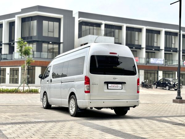 HI ACE COMMUTER 2.8 MT SILVER 2016 - Gambar 4