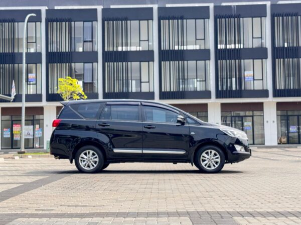 INNOVA 2.0 V AT HITAM 2017 - Gambar 6