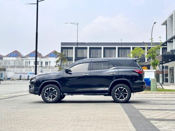 FORTUNER 2.4 VRZ GR SPORT AT HITAM 2022 - Gambar 7