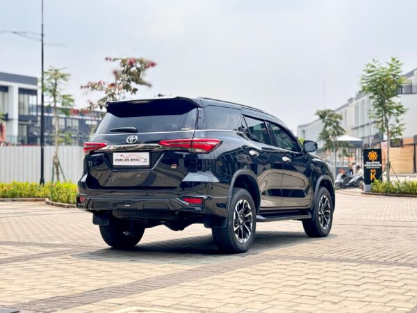 FORTUNER 2.4 VRZ GR SPORT AT HITAM 2022 - Gambar 4
