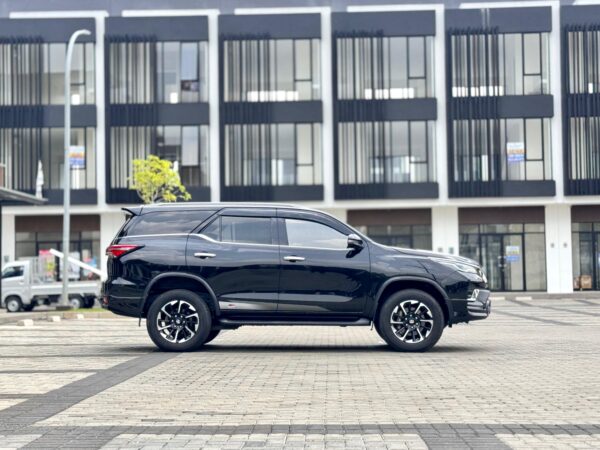 FORTUNER 2.4 VRZ GR SPORT AT HITAM 2022 - Gambar 6