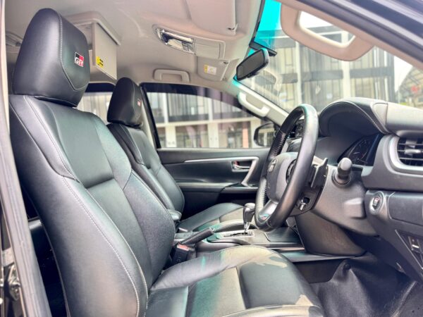 FORTUNER 2.4 VRZ GR SPORT AT HITAM 2022 - Gambar 11