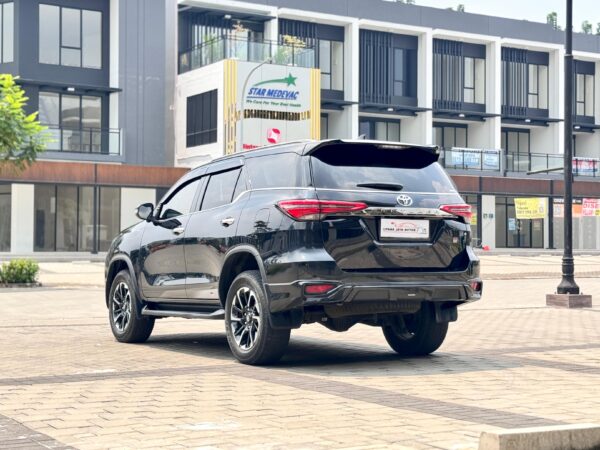 FORTUNER 2.4 VRZ GR SPORT AT HITAM 2022 - Gambar 5