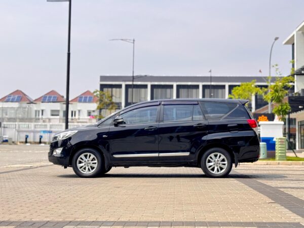 INNOVA 2.0 V AT HITAM 2017 - Gambar 7