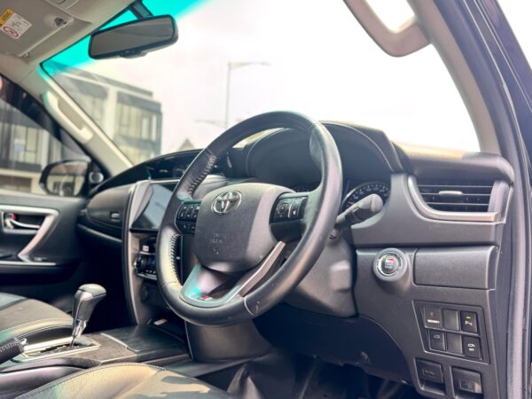 FORTUNER 2.4 VRZ GR SPORT AT HITAM 2022 - Gambar 10