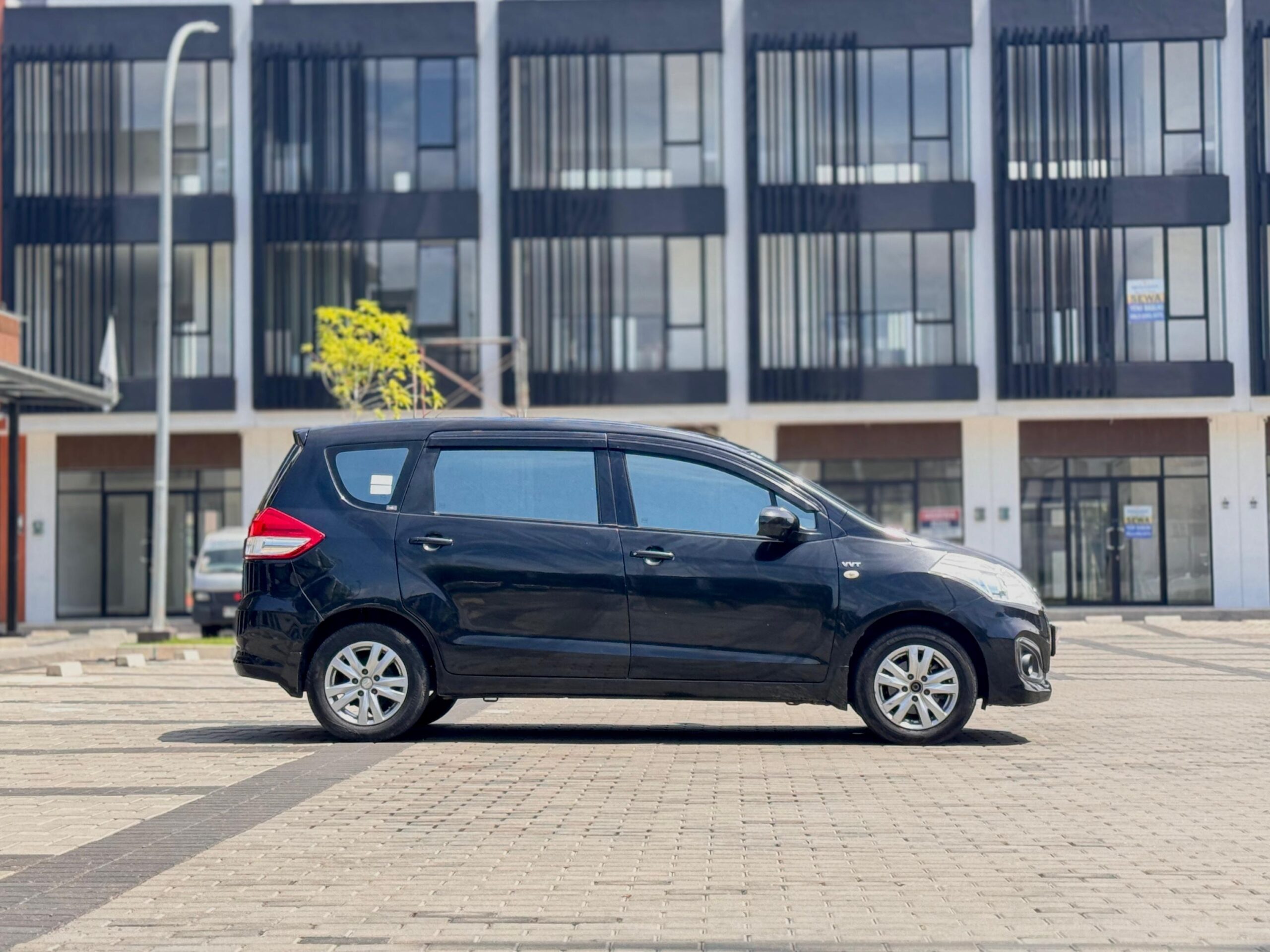 ERTIGA GL AT HITAM 2018 - Gambar 4