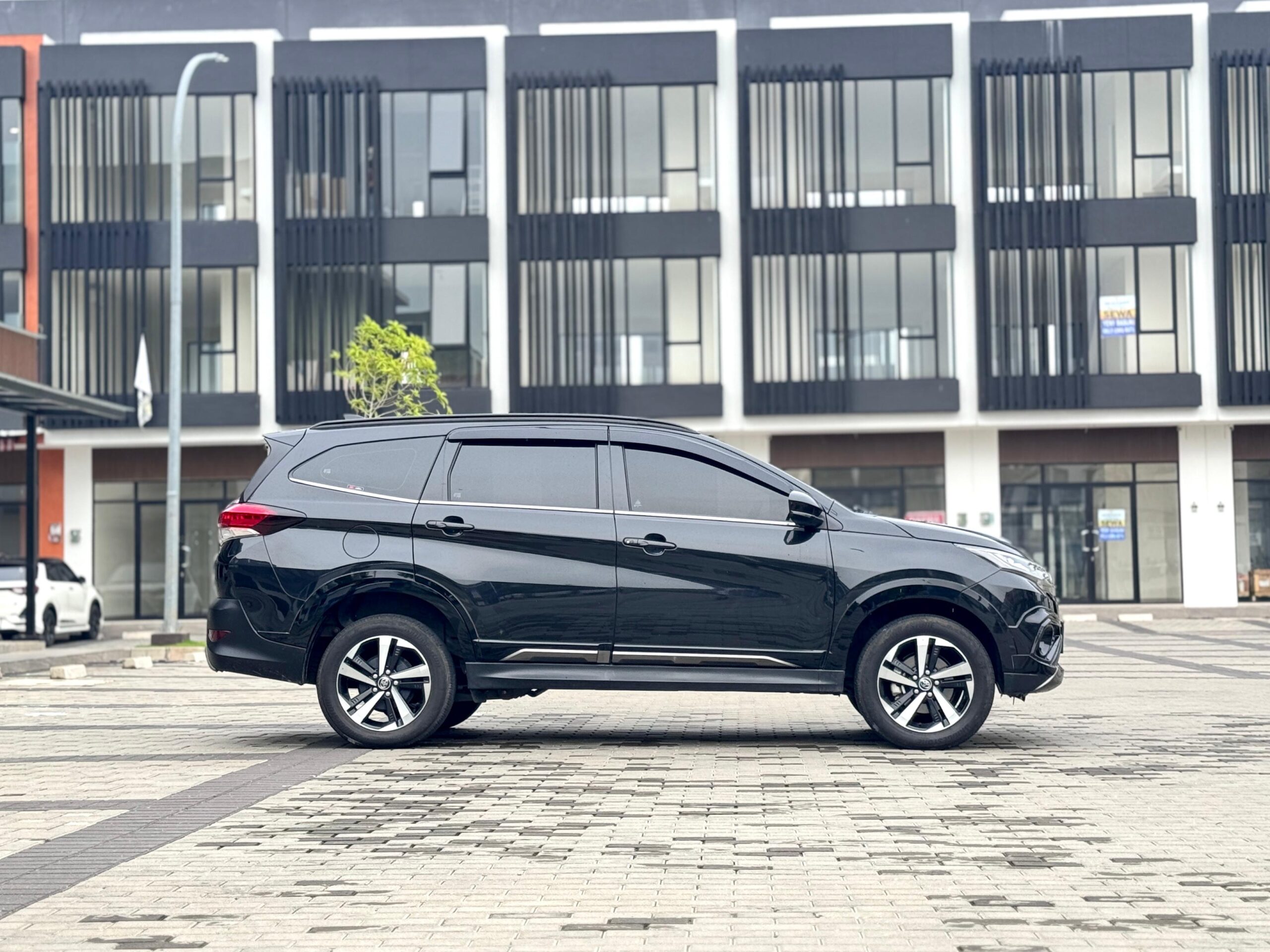 RUSH GR SPORT AT HITAM 2024 - Gambar 4