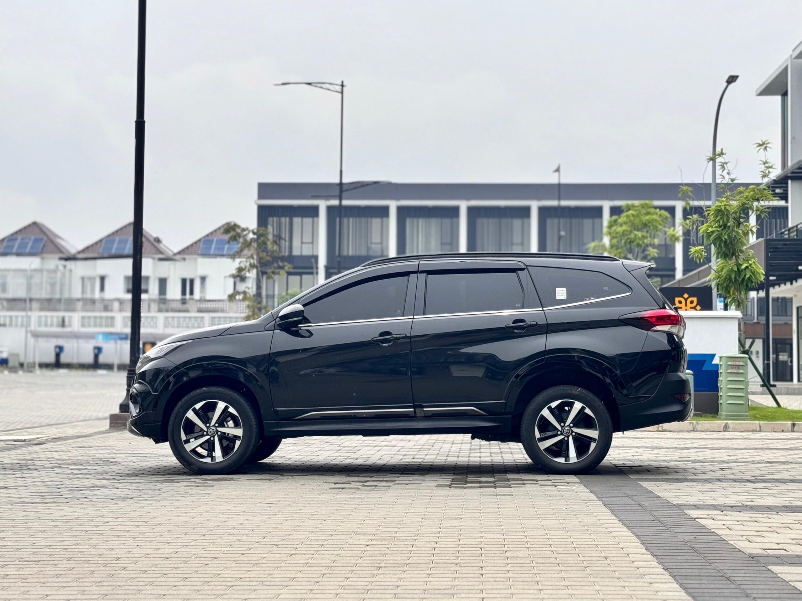 RUSH GR SPORT AT HITAM 2024 - Gambar 5