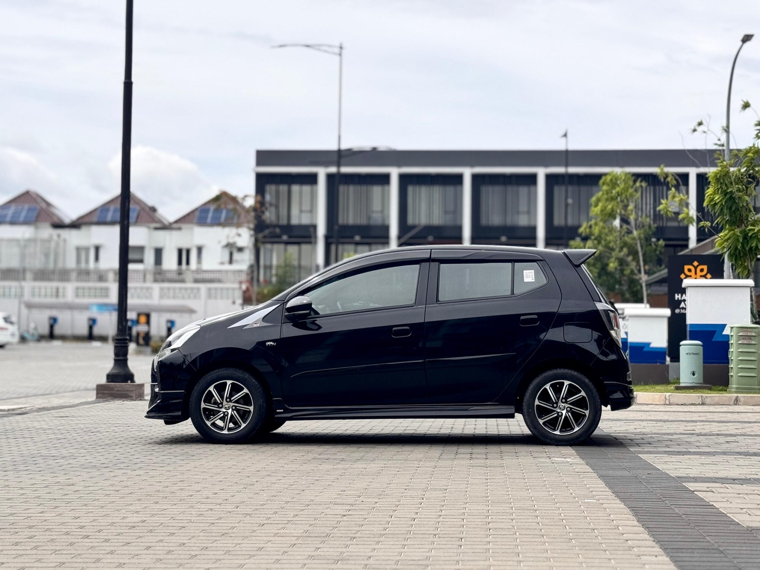 AGYA GR SPORT AT HITAM 2022 - Gambar 4