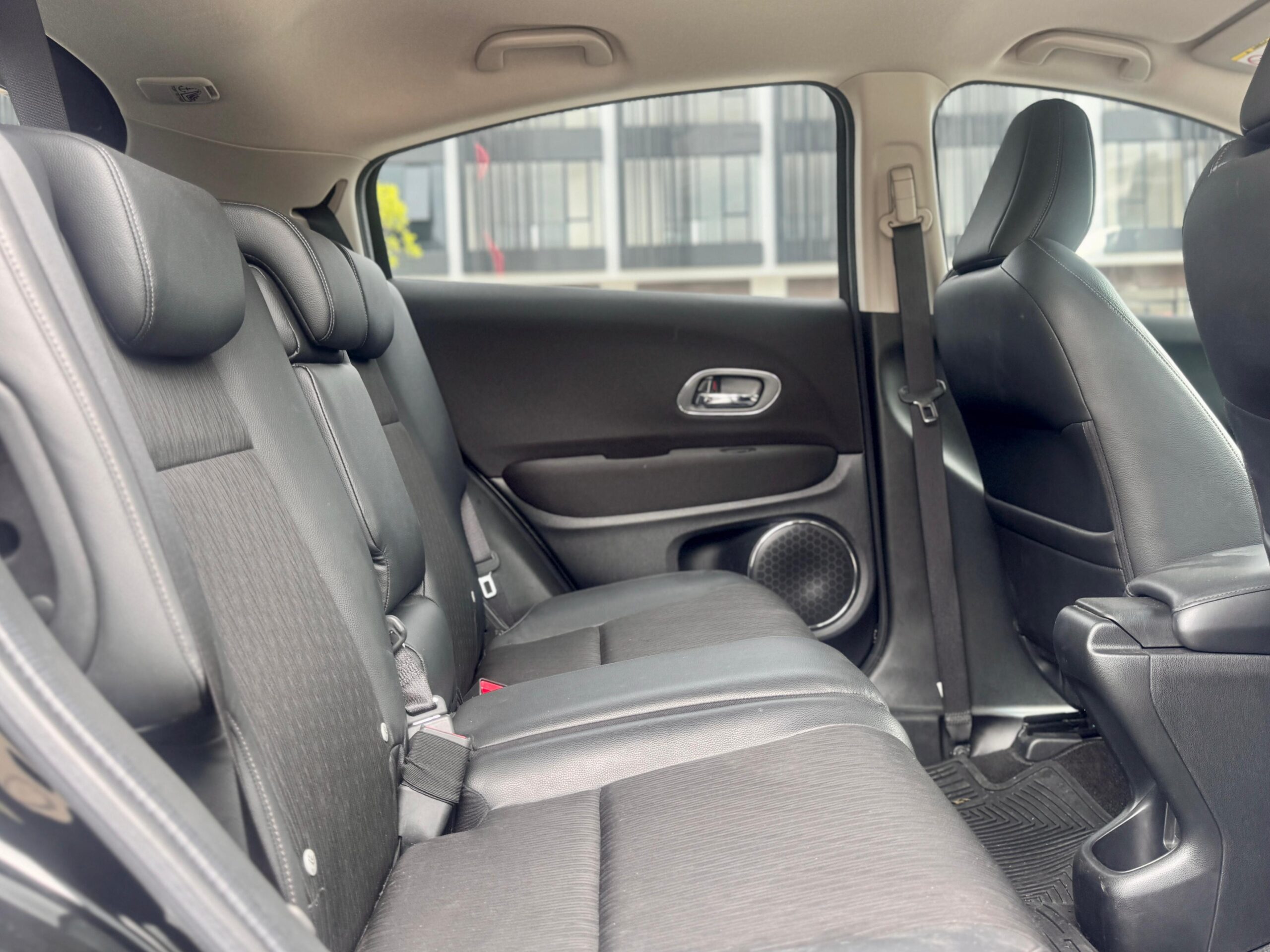 HRV E AT HITAM 2021 - Gambar 13