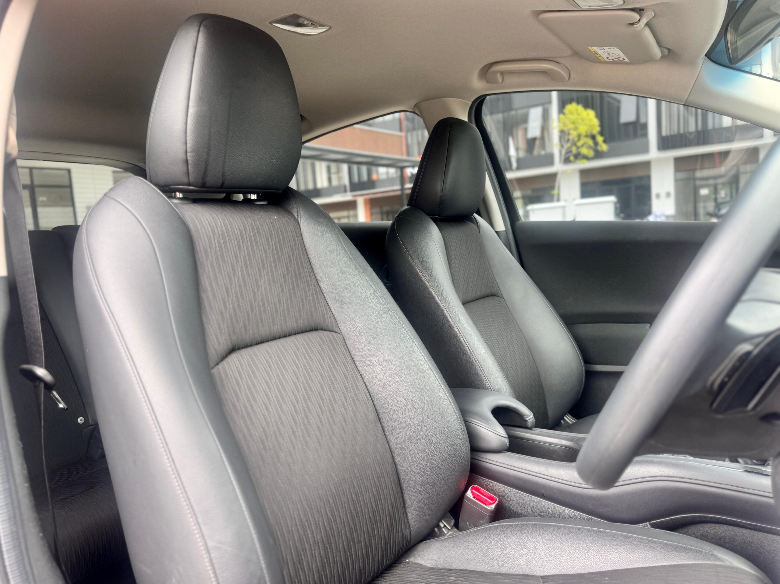 HRV E AT HITAM 2021 - Gambar 12