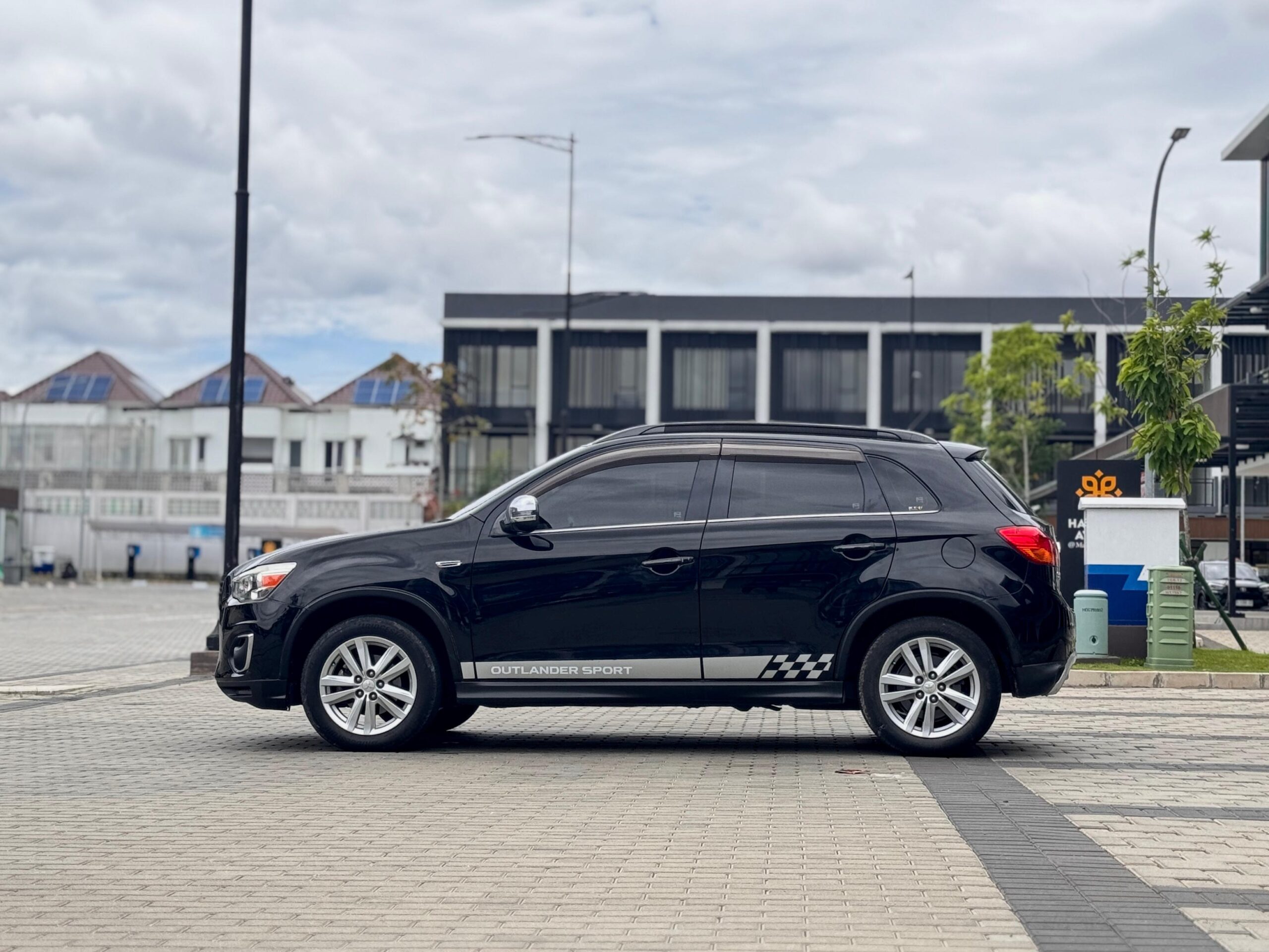 OUTLANDER PX AT HITAM 2018 - Gambar 4