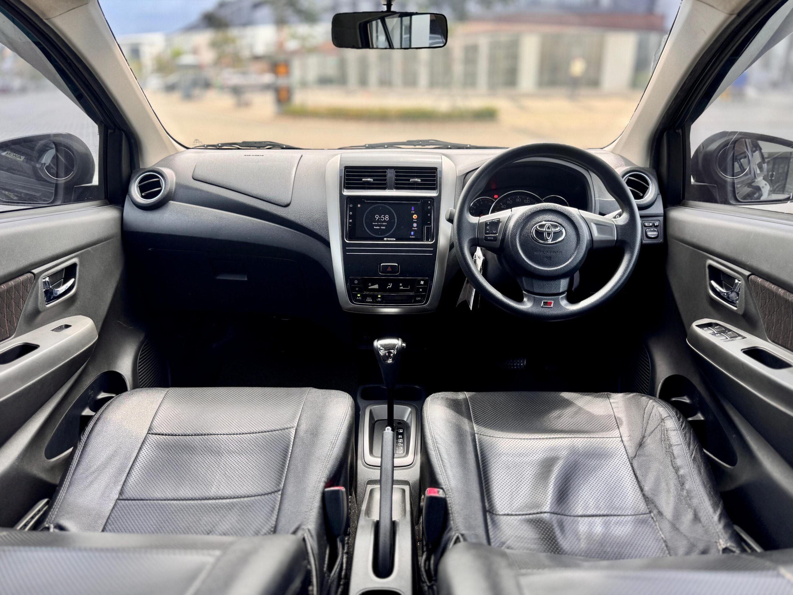 AGYA GR SPORT AT HITAM 2022 - Gambar 9