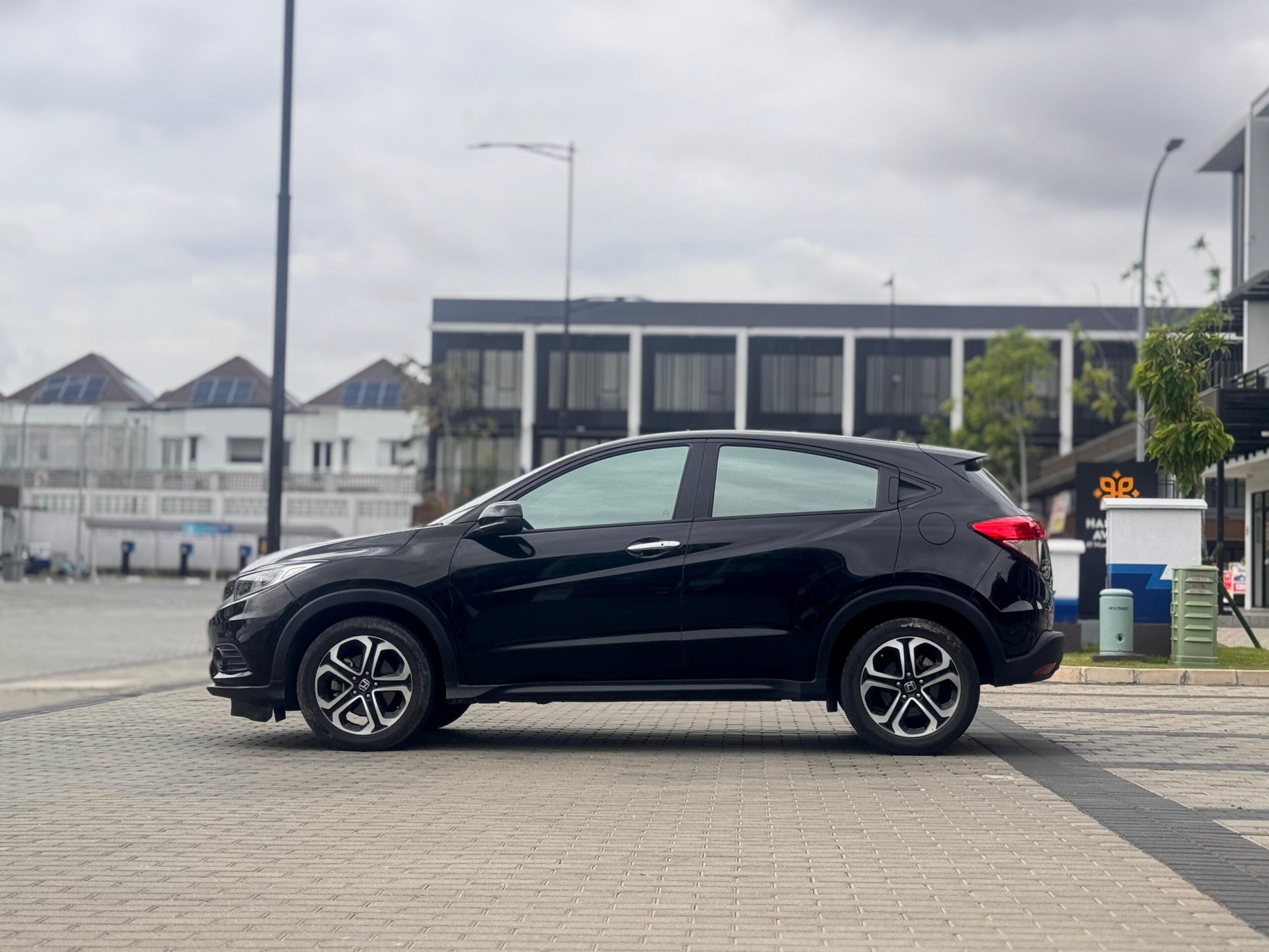 HRV E AT HITAM 2021 - Gambar 4