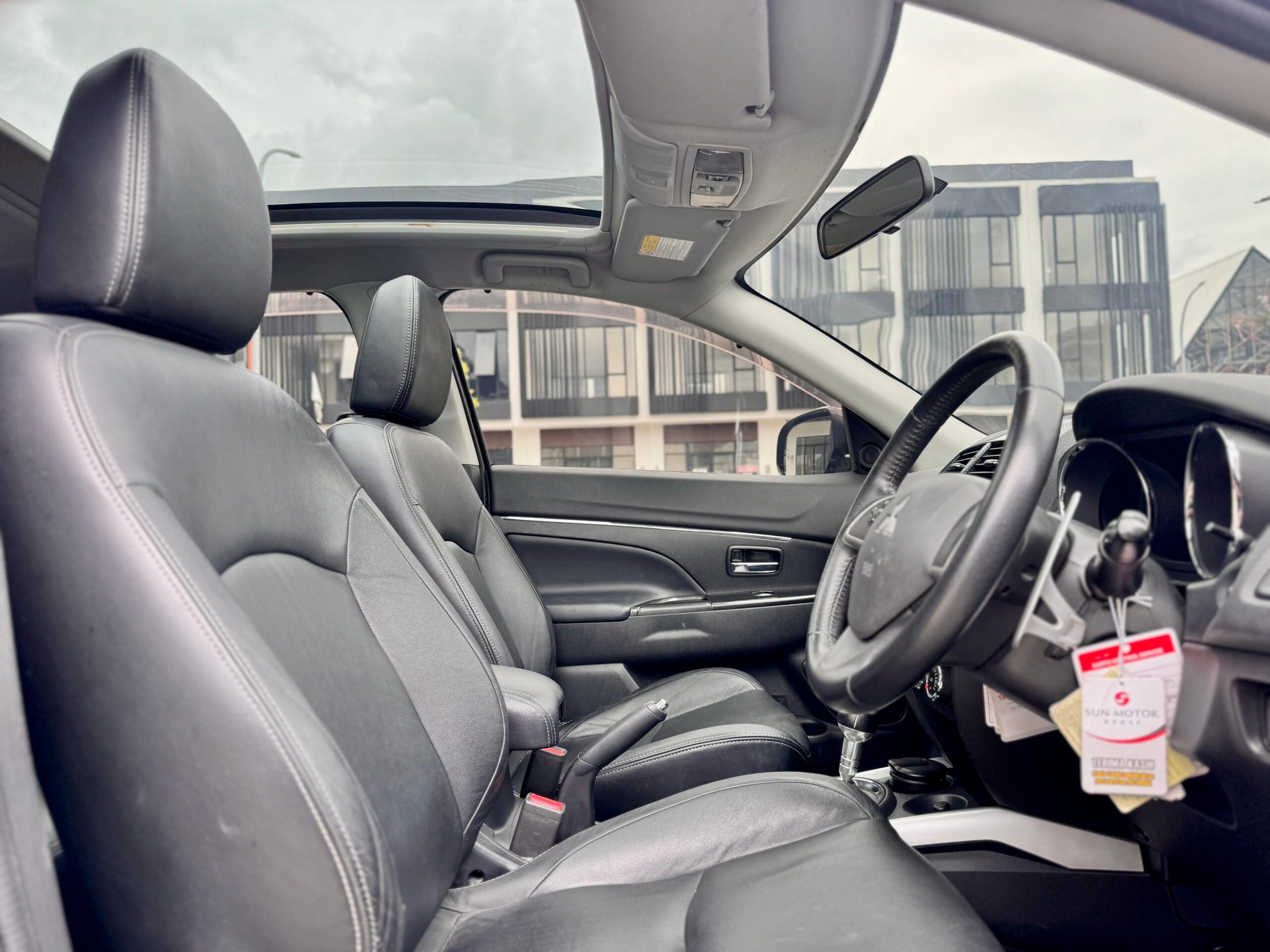 OUTLANDER PX AT HITAM 2018 - Gambar 10