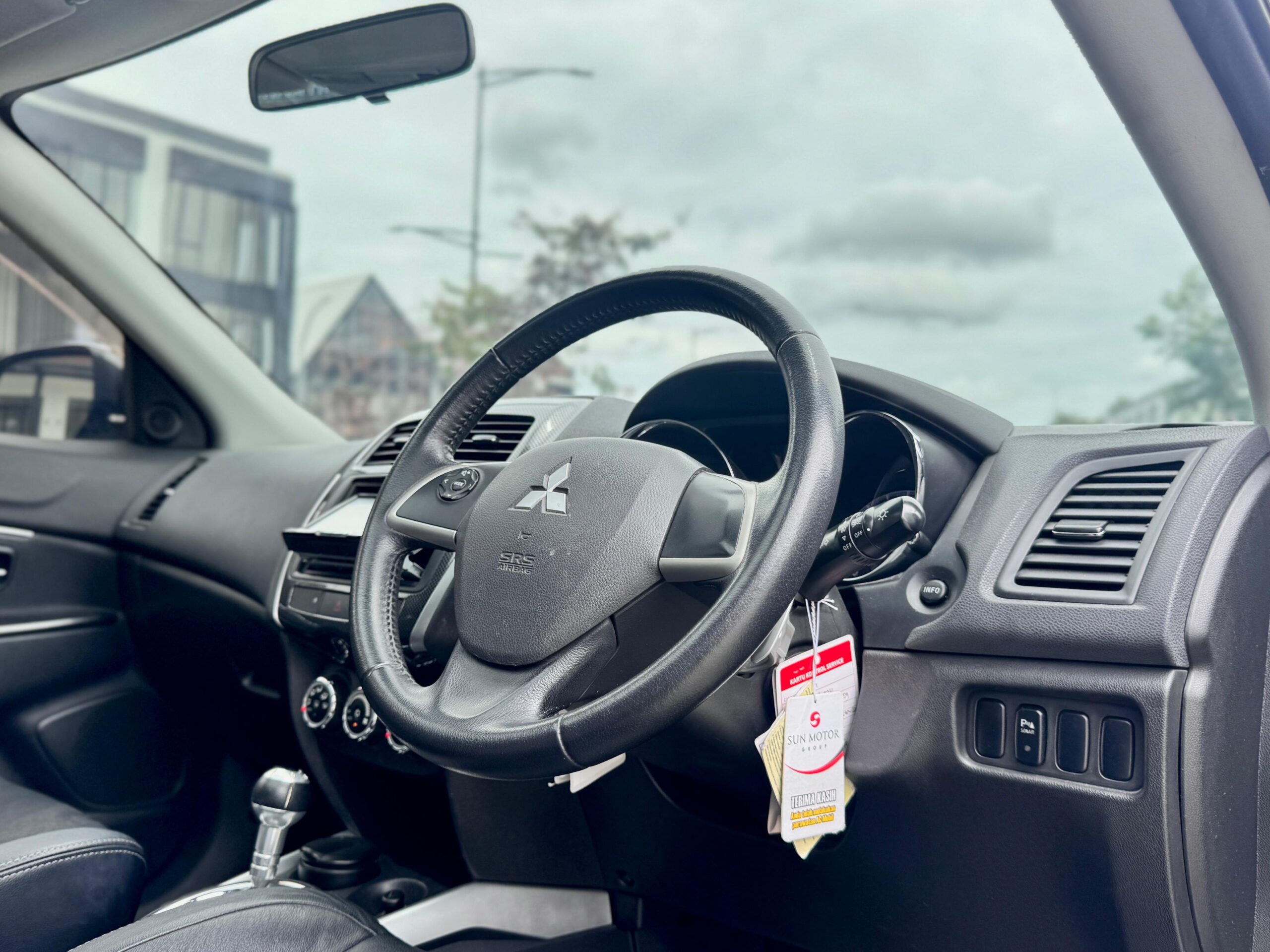 OUTLANDER PX AT HITAM 2018 - Gambar 9