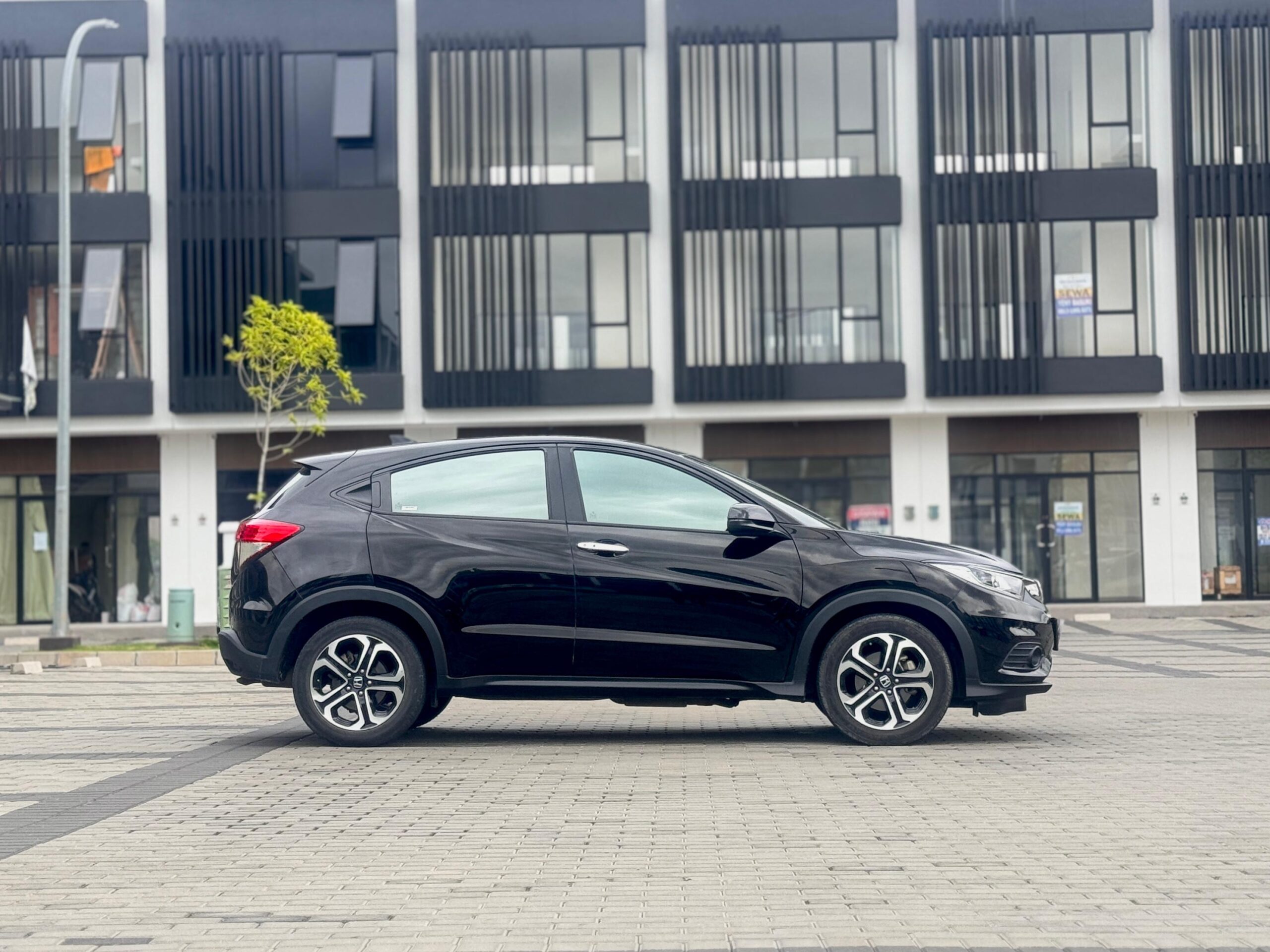 HRV E AT HITAM 2021 - Gambar 5