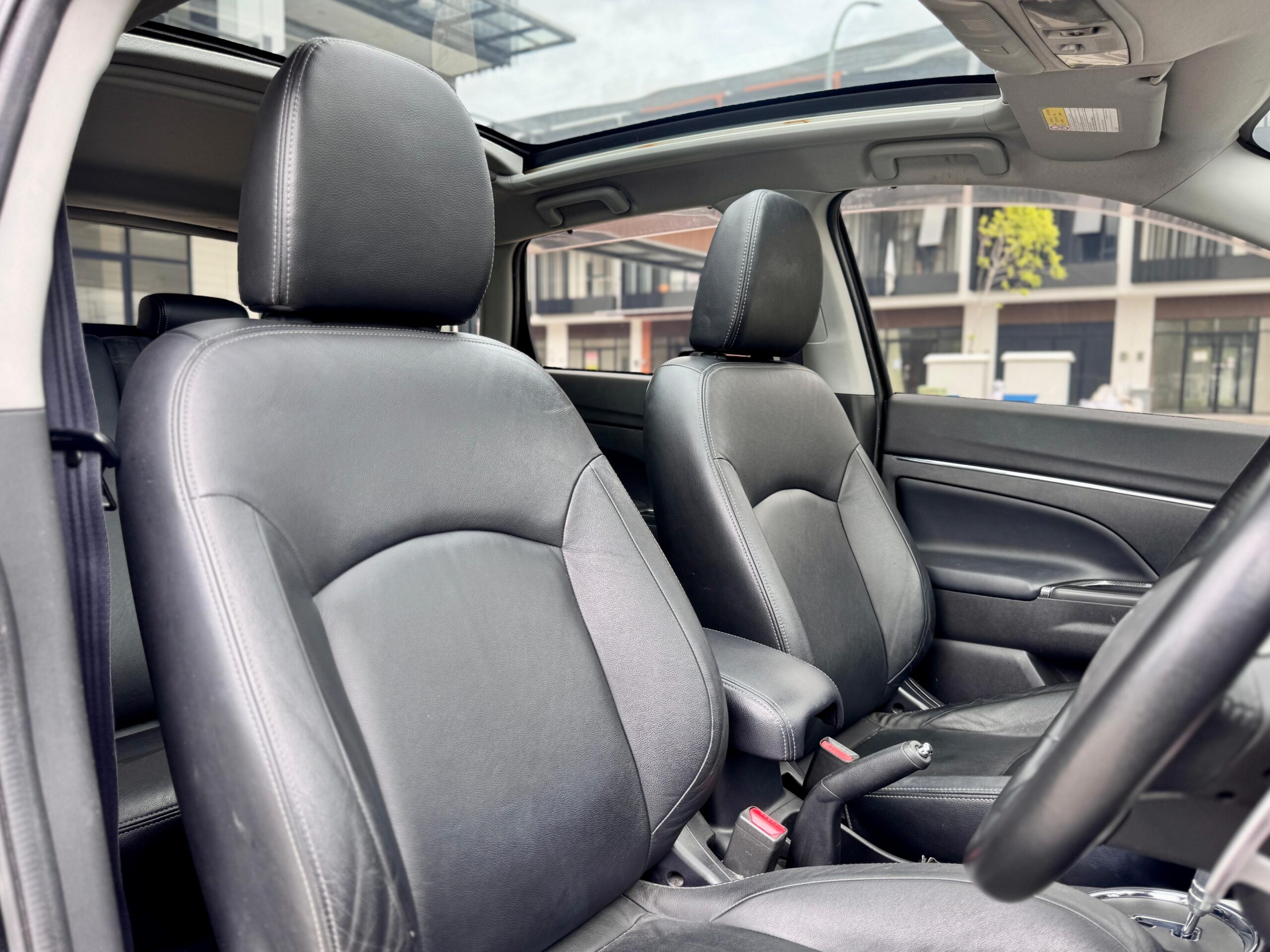 OUTLANDER PX AT HITAM 2018 - Gambar 12