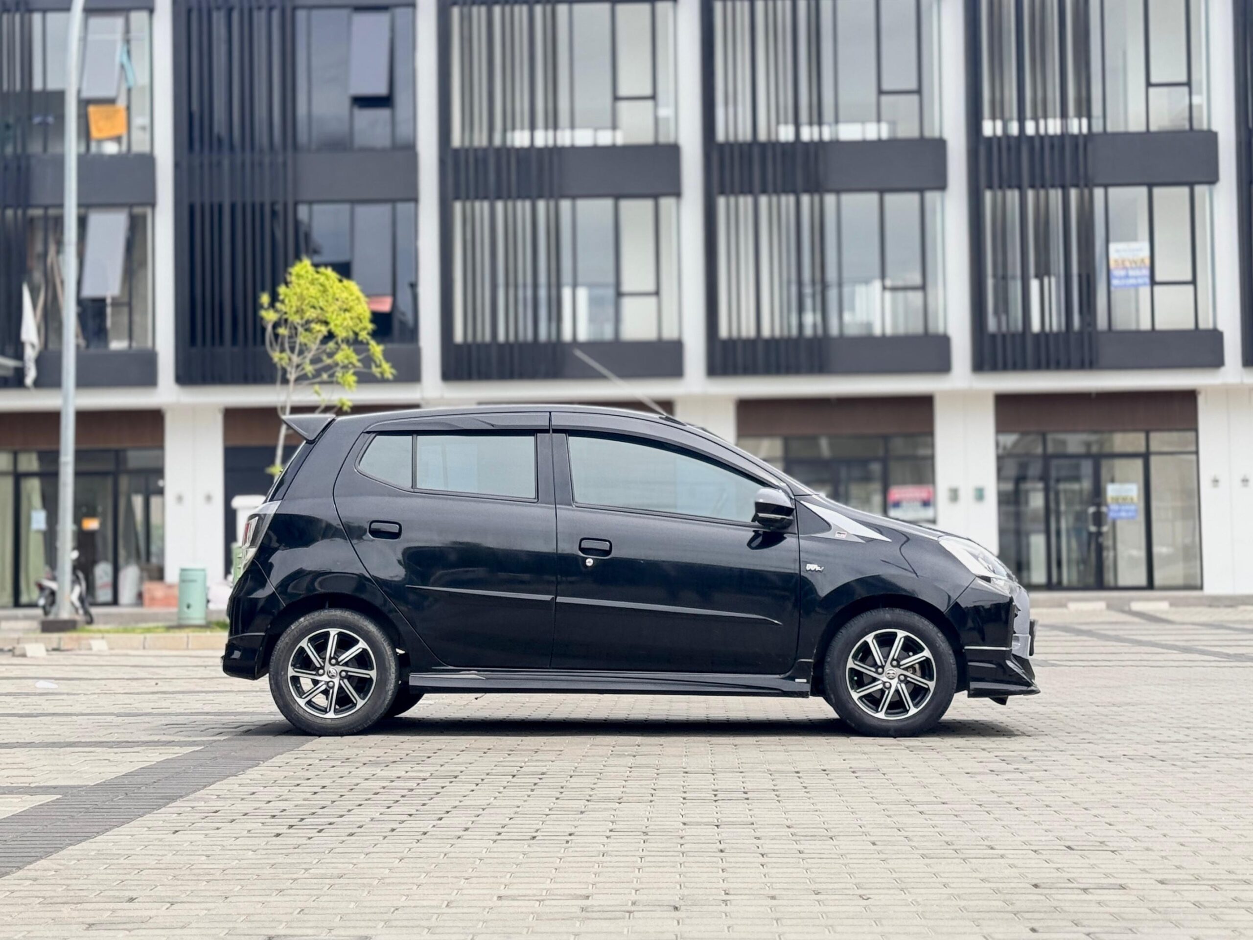 AGYA GR SPORT AT HITAM 2022 - Gambar 5