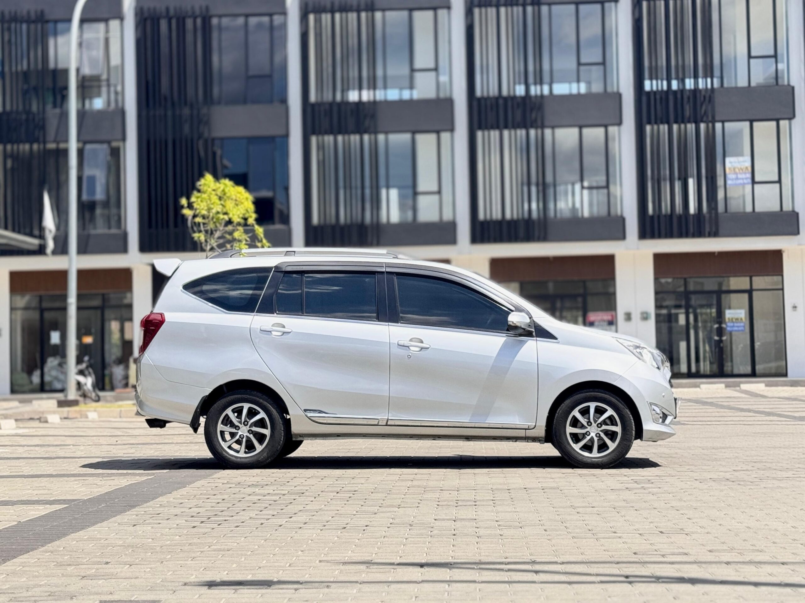 SIGRA R DELUXE AT SILVER 2018 - Gambar 6