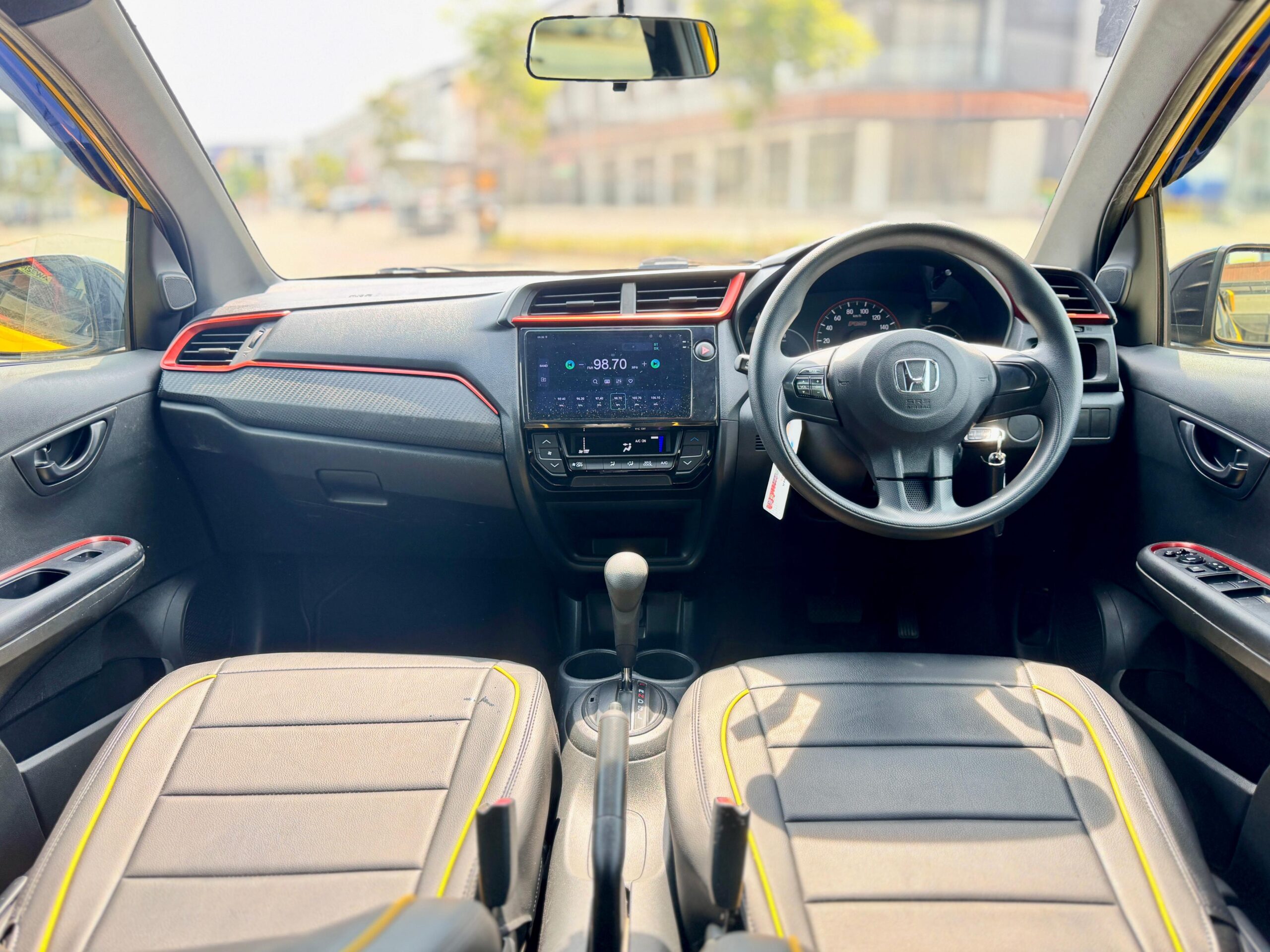 BRIO RS AT KUNING 2020 - Gambar 10