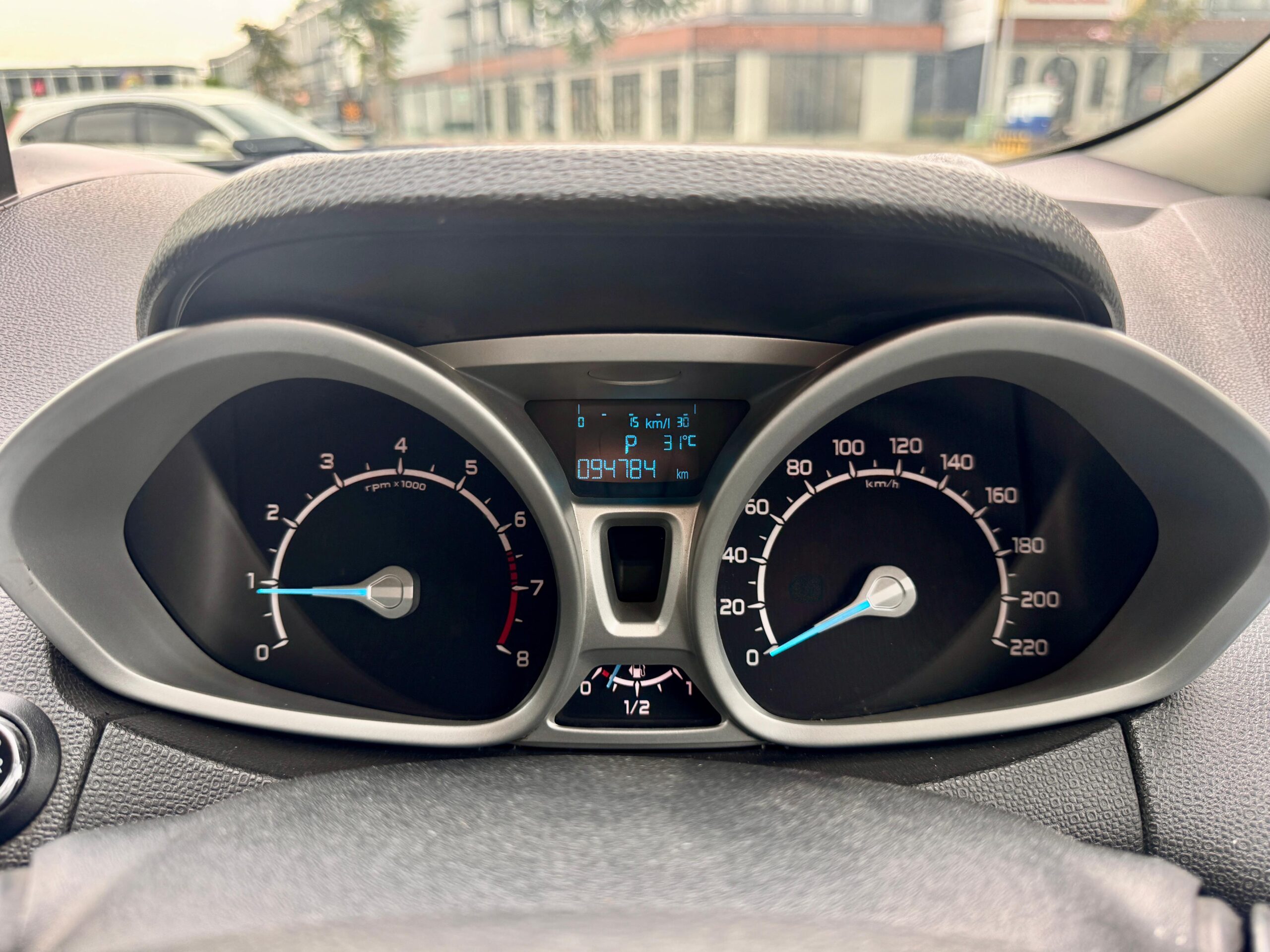 ECOSPORT TITANIUM AT SILVER 2014 - Gambar 8