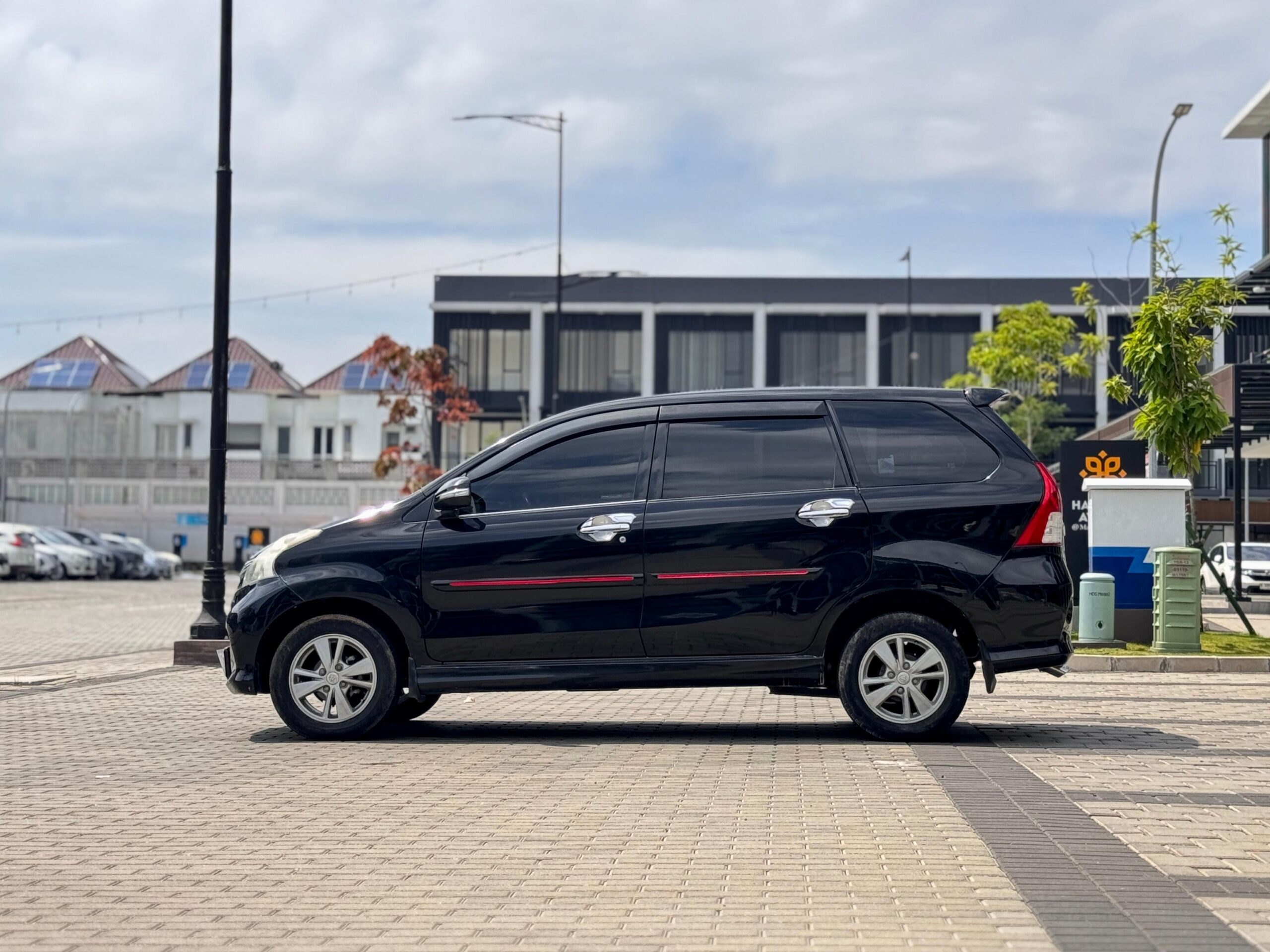 AVANZA VELOZ 1.5 AT HITAM 2012 - Gambar 7