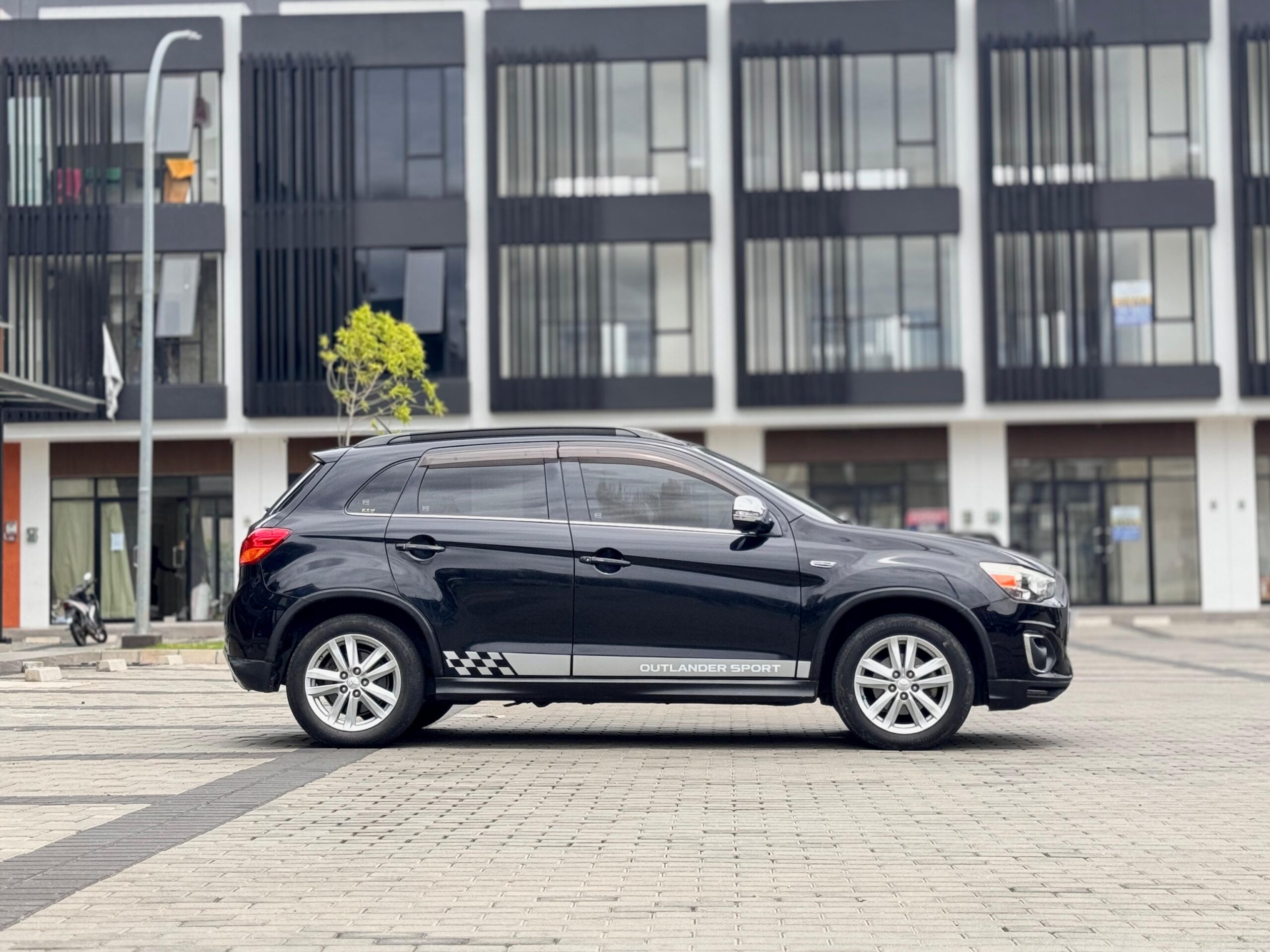 OUTLANDER PX AT HITAM 2018 - Gambar 5