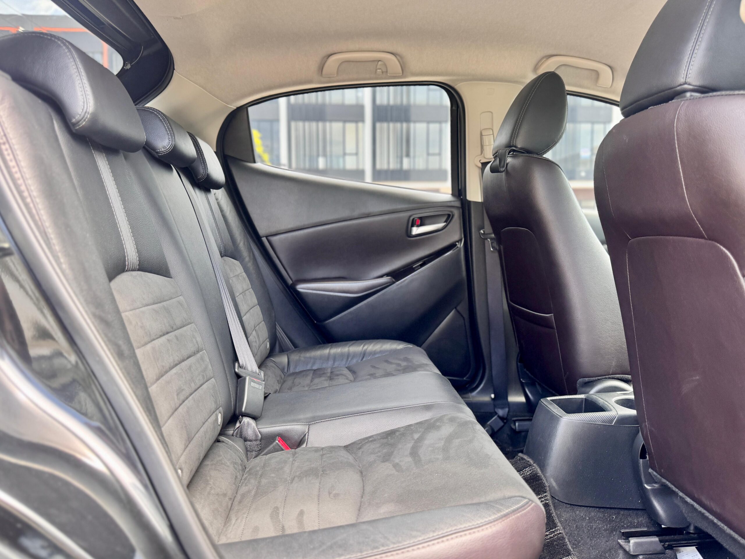 MAZDA 2 G AT HITAM 2018 - Gambar 14