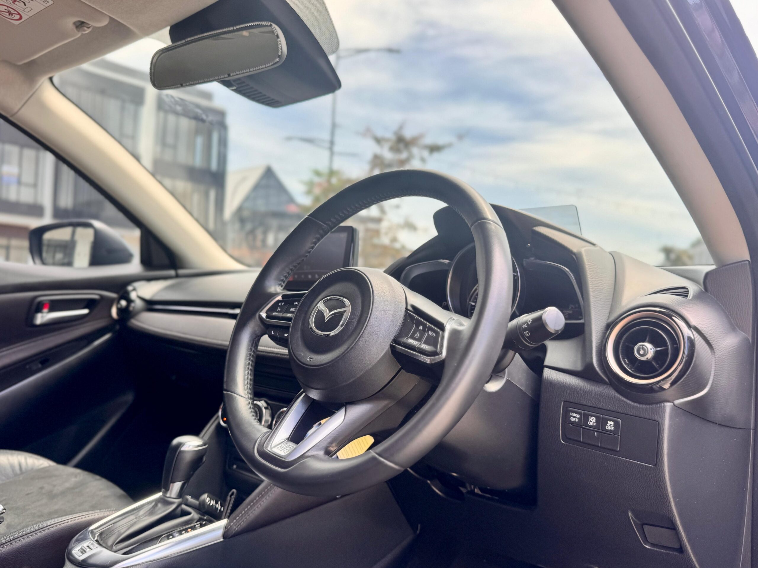 MAZDA 2 G AT HITAM 2018 - Gambar 11