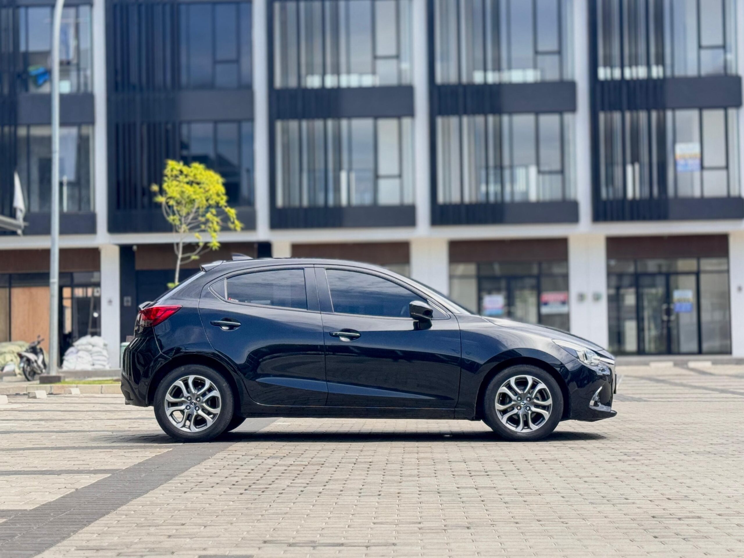 MAZDA 2 G AT HITAM 2018 - Gambar 6