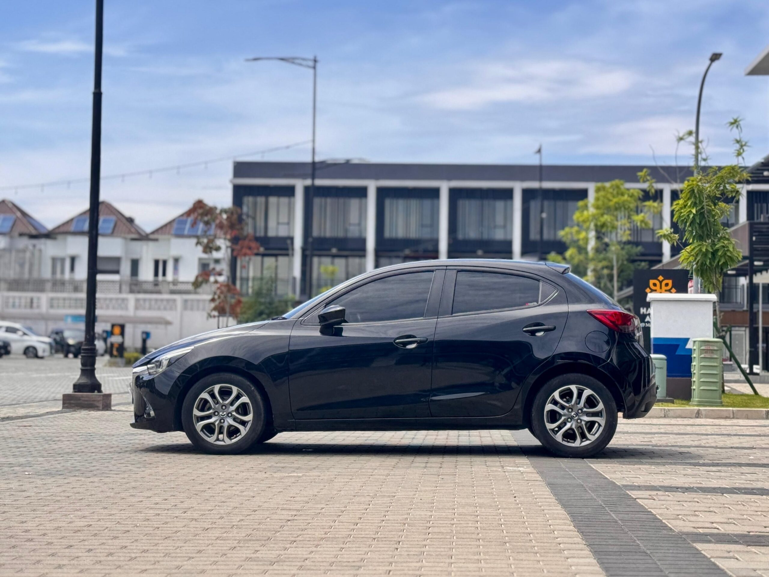 MAZDA 2 G AT HITAM 2018 - Gambar 7