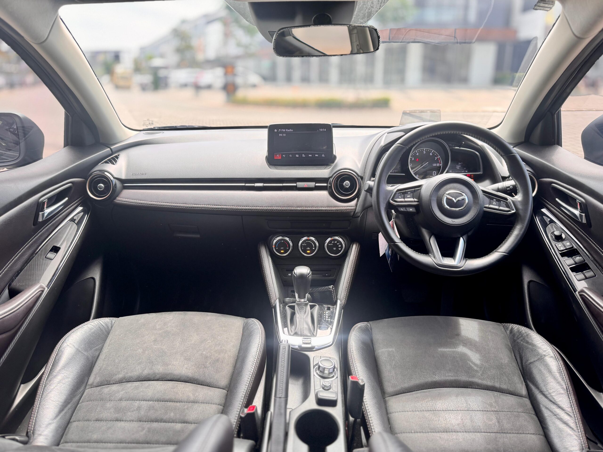 MAZDA 2 G AT HITAM 2018 - Gambar 9