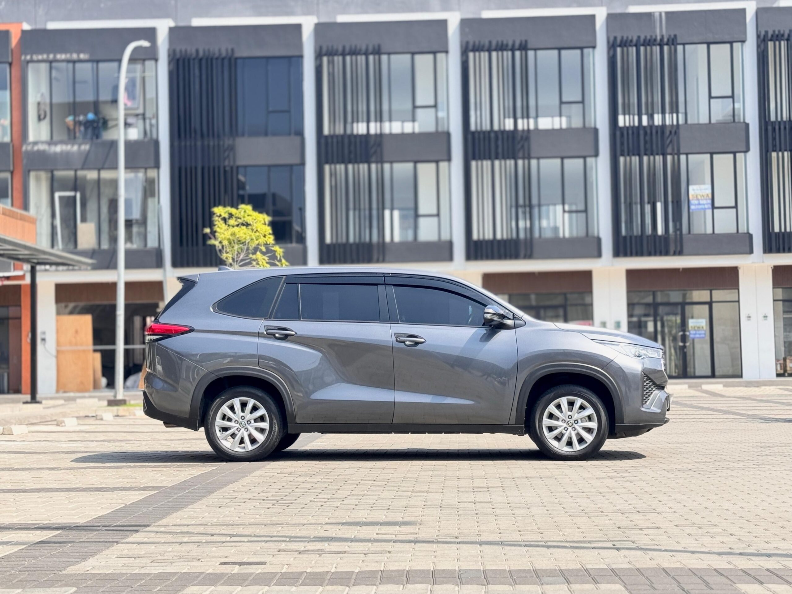 INNOVA ZENIX 2.0 V AT ABU 2022 - Gambar 6