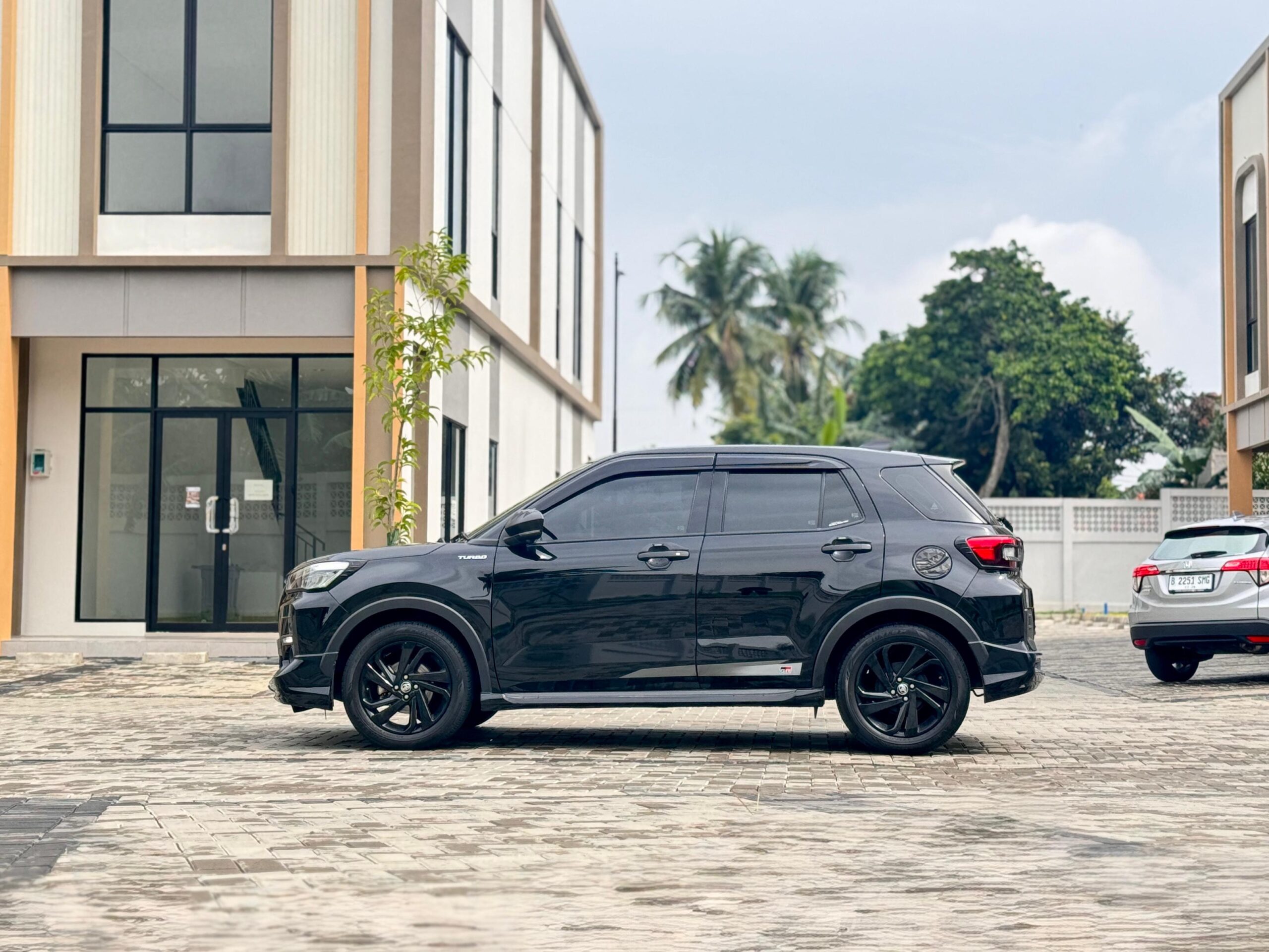 RAIZE 1.0 GR SPORT AT HITAM 2021 - Gambar 5