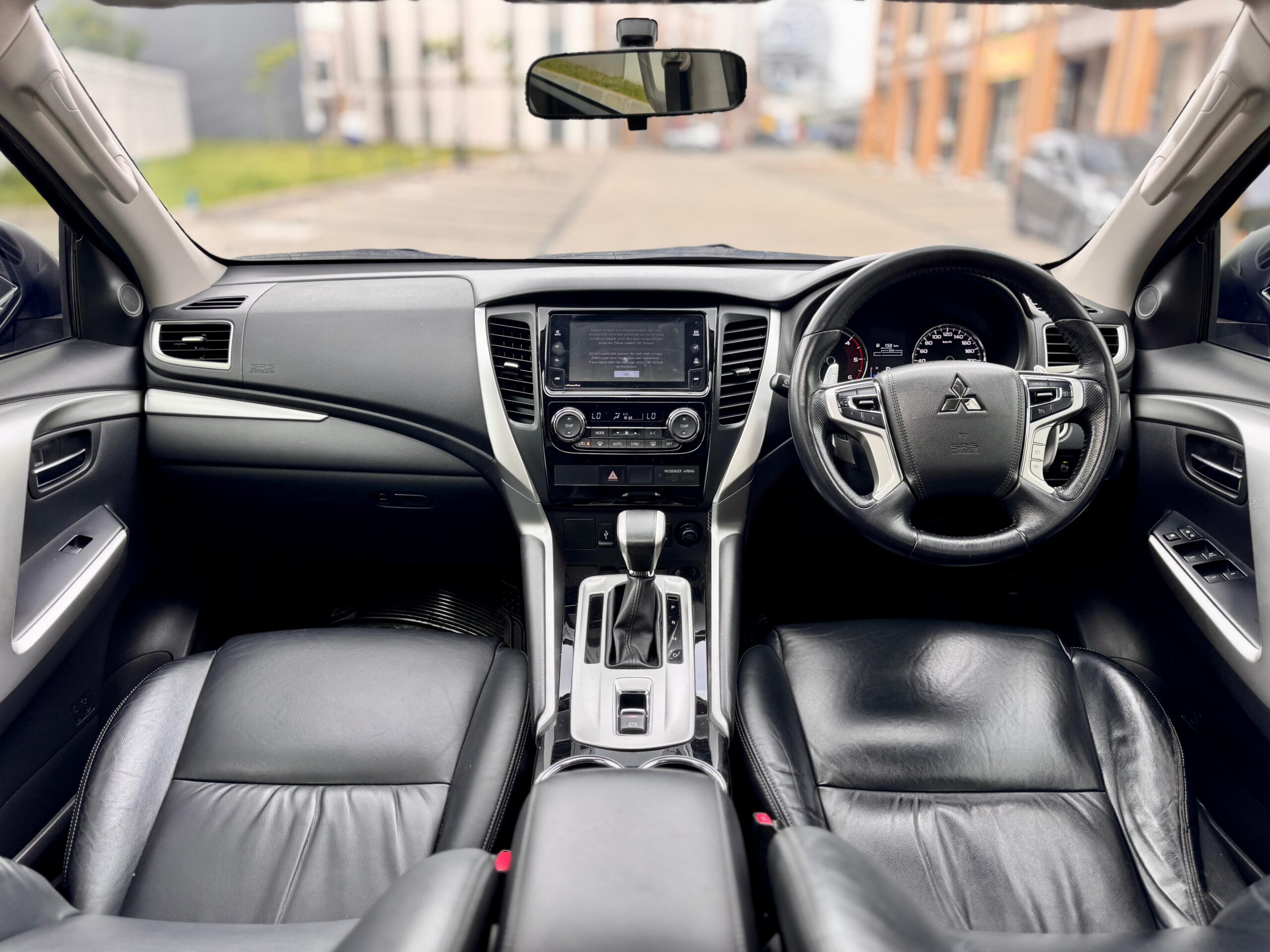 PAJERO SPORT DAKAR AT HITAM 2018 - Gambar 12