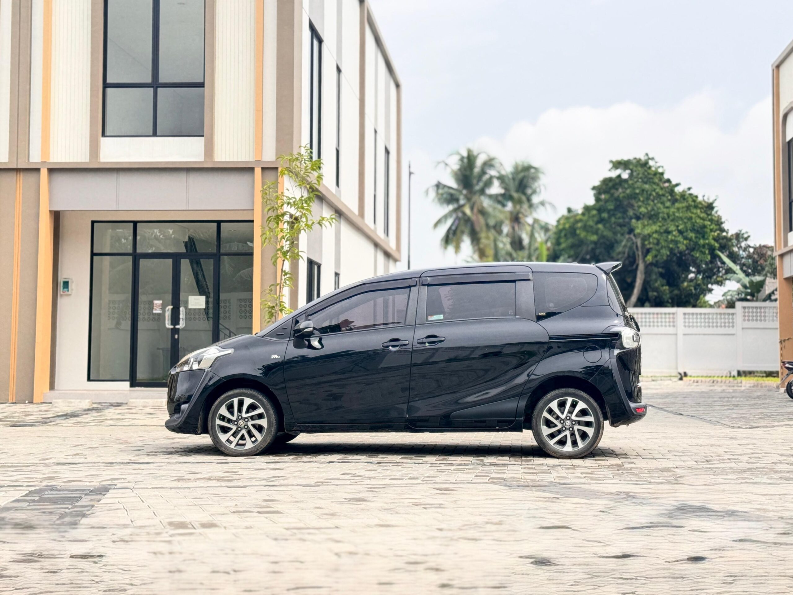 SIENTA V AT HITAM 2020 - Gambar 5