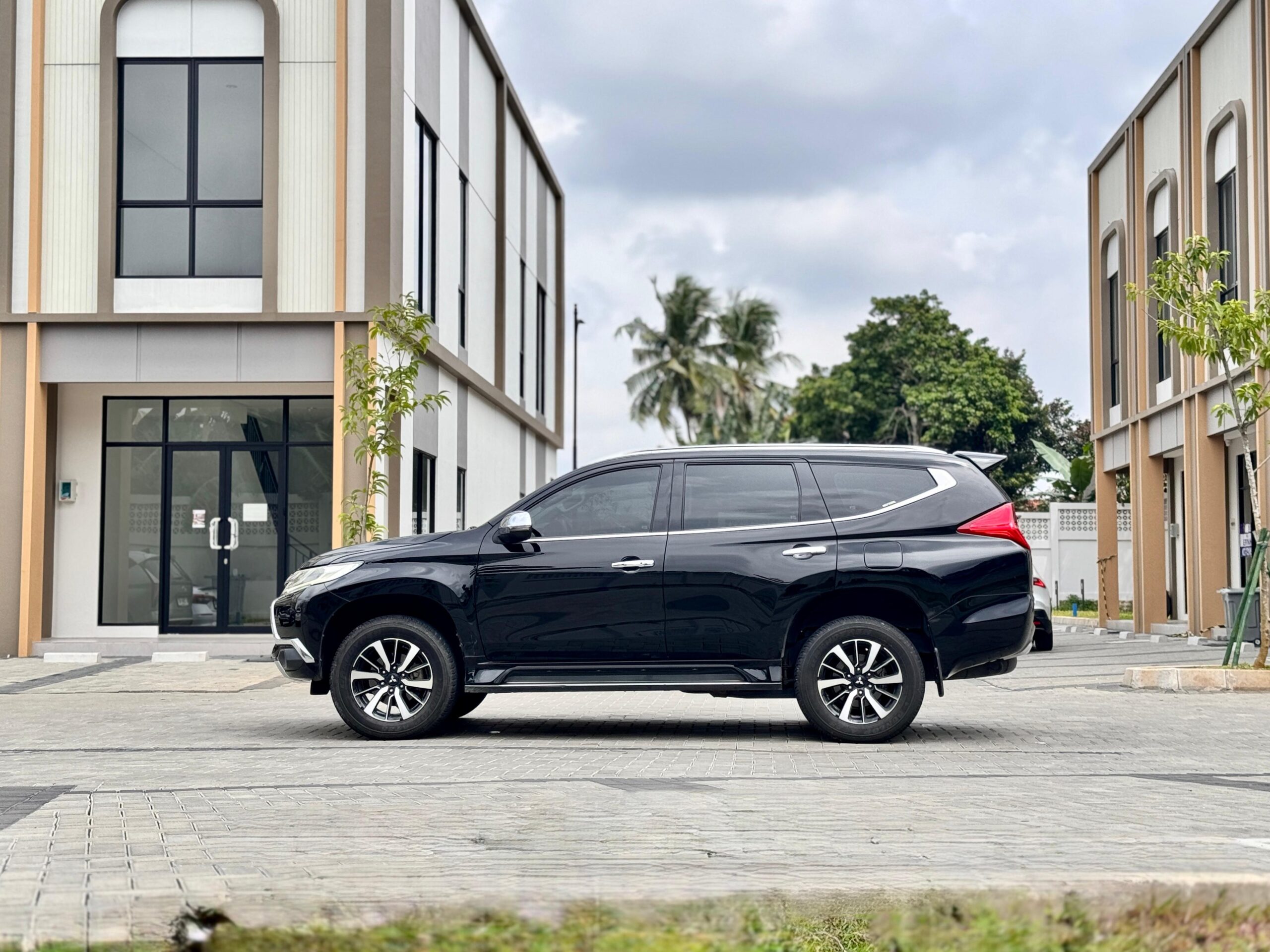 PAJERO SPORT DAKAR AT HITAM 2018 - Gambar 7