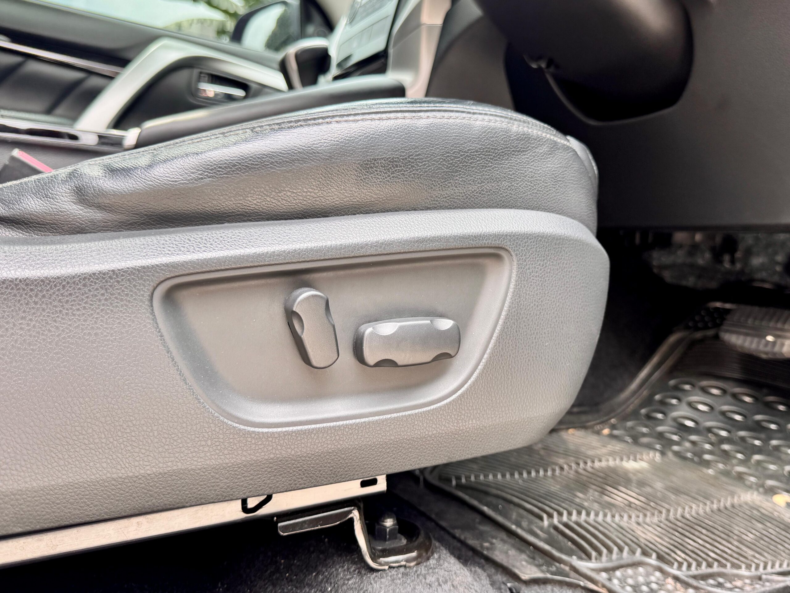 PAJERO SPORT DAKAR AT HITAM 2018 - Gambar 15