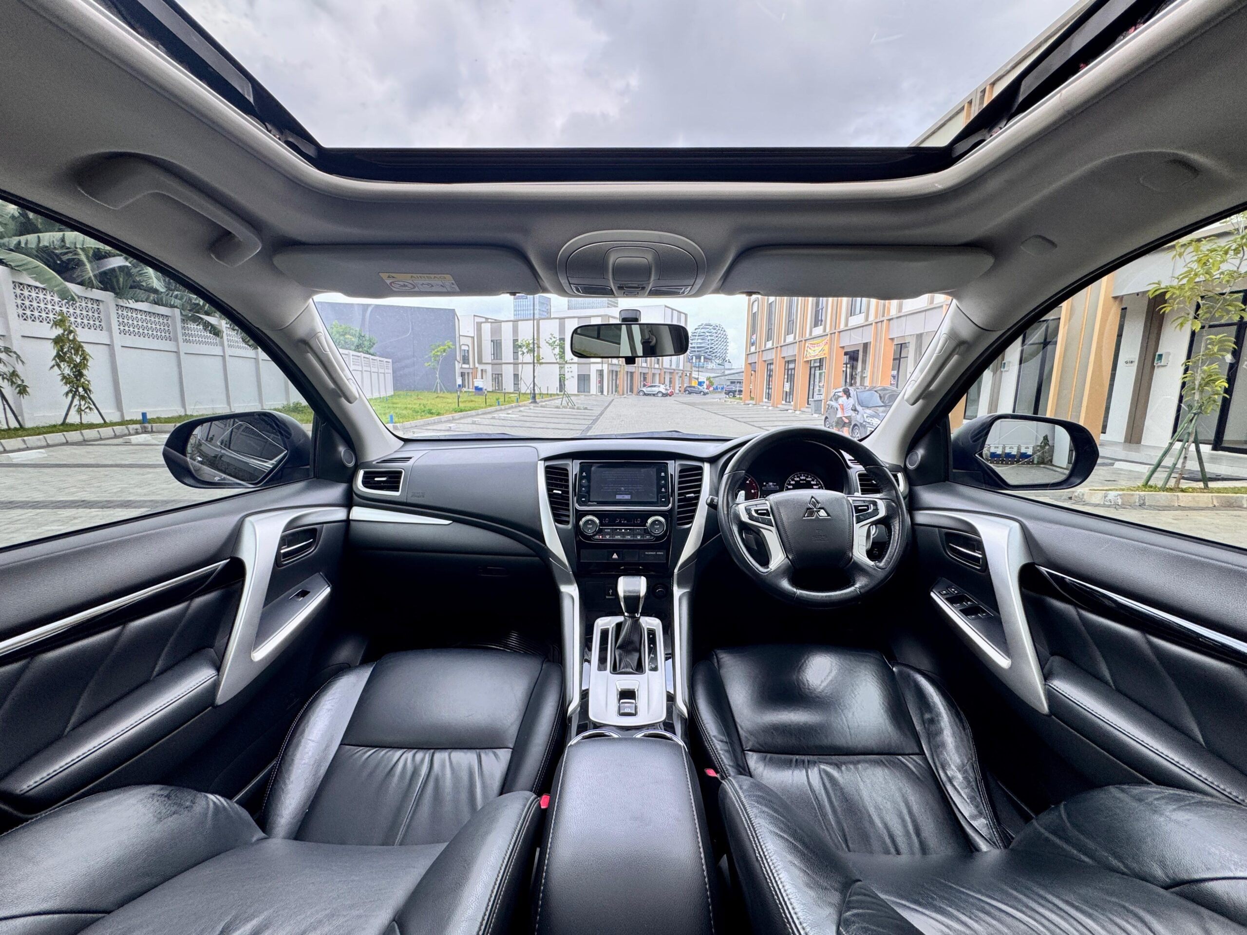 PAJERO SPORT DAKAR AT HITAM 2018 - Gambar 9